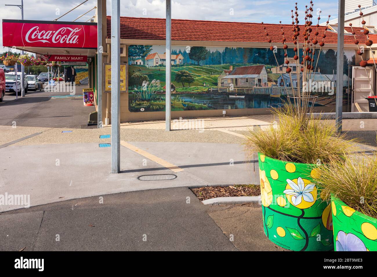 Art en plein air - l'une des nombreuses peintures murales de Katikati, connue sous le nom de ville murale de Nouvelle-Zélande. Uretara Landing par Roy Cunliffe. Banque D'Images