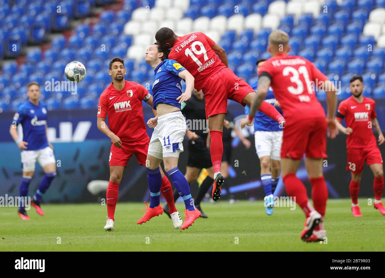 Schalke, Allemagne. 24 mai 2020. Firo, football: 24.05.2020 1.Bundesliga, saison 19/20 2019/2020 27. matchday: FC Schalke 04 - FC Augsburg ZWEIKAMPF, Michael Gregoritsch Felix VS Uduokhai, À DROITE | usage dans le monde crédit: dpa/Alay Live News Banque D'Images