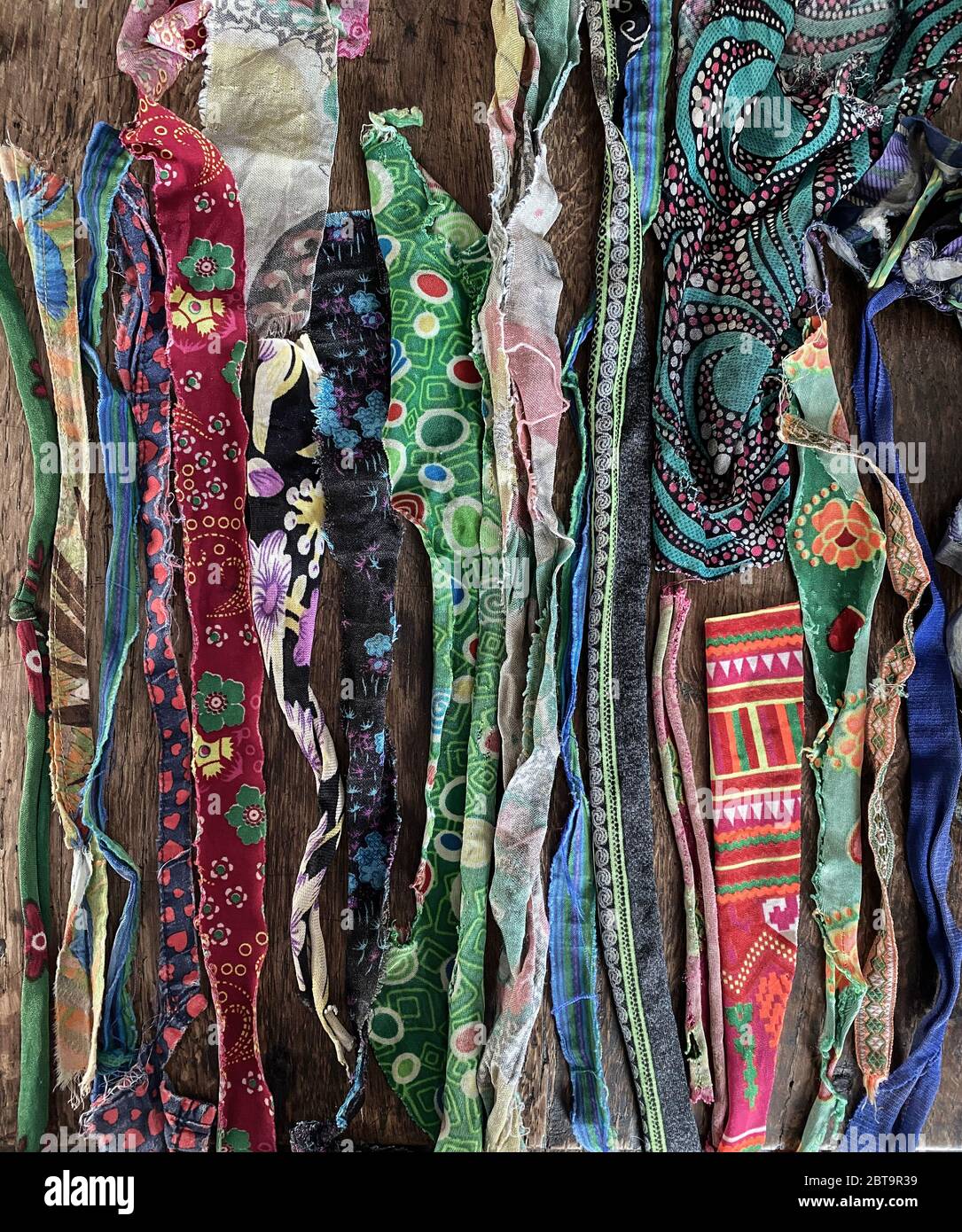 Assortiment de nombreux morceaux colorés de tissu déchiré Banque D'Images