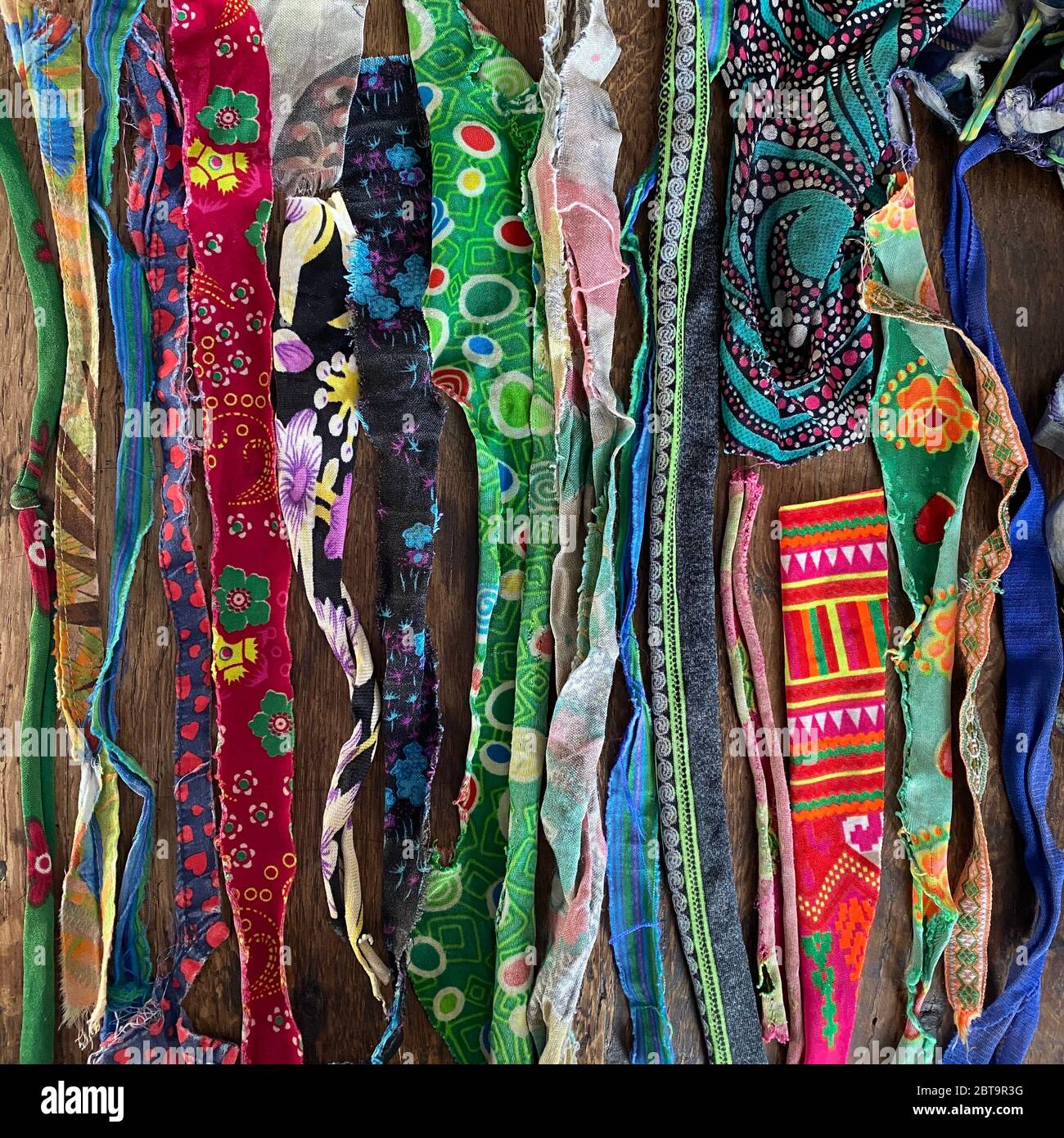 Assortiment de nombreux morceaux colorés de tissu déchiré Banque D'Images