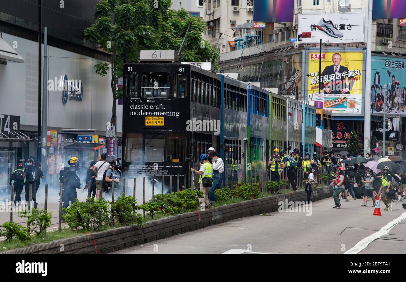 Hong Kong, Chine. 24 mai 2020. HONG KONG, HONG KONG SAR, CHINE : 24 MAI 2020. Vingt-trois ans après que Hong Kong ait été remise par la Grande-Bretagne à la domination chinoise, Pékin insiste pour mettre en œuvre de nouvelles lois strictes sur la sécurité nationale qui vont supprimer les manifestations pro-démocratiques de la ville. On pense que c'est la fin de l'accord de passation de pouvoir où la Chine a accepté l'idée d'un pays, deux systèmes. Les gens descendent dans les rues pour une manifestation illégale dans le quartier commerçant de Causeway Bay Alamy Live News/Jayne Russell Credit: Jayne Russell/Alay Live News Banque D'Images