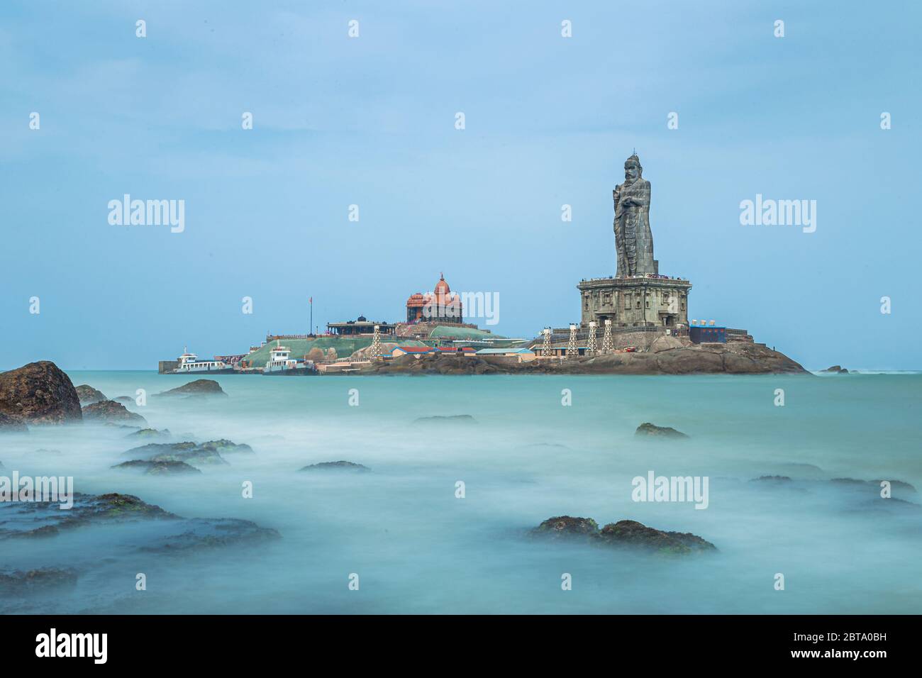 La statue de Thiruvalluvar et le monument commémoratif du Rocher de Vivekananda, face à la mer de Laccadie. Banque D'Images