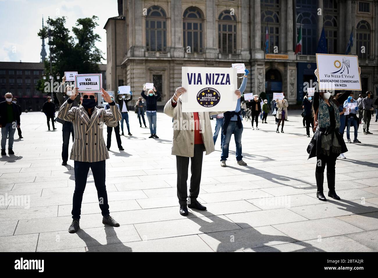 Turin, Italie - 14 mai 2020 : des manifestants tiennent des écriteaux pendant une foule éclair de commerçants pour protester contre les mesures prises par le gouvernement pendant la phase deux (2) de l'urgence du coronavirus COVID-19. Crédit: Nicolò Campo/Alay Live News Banque D'Images