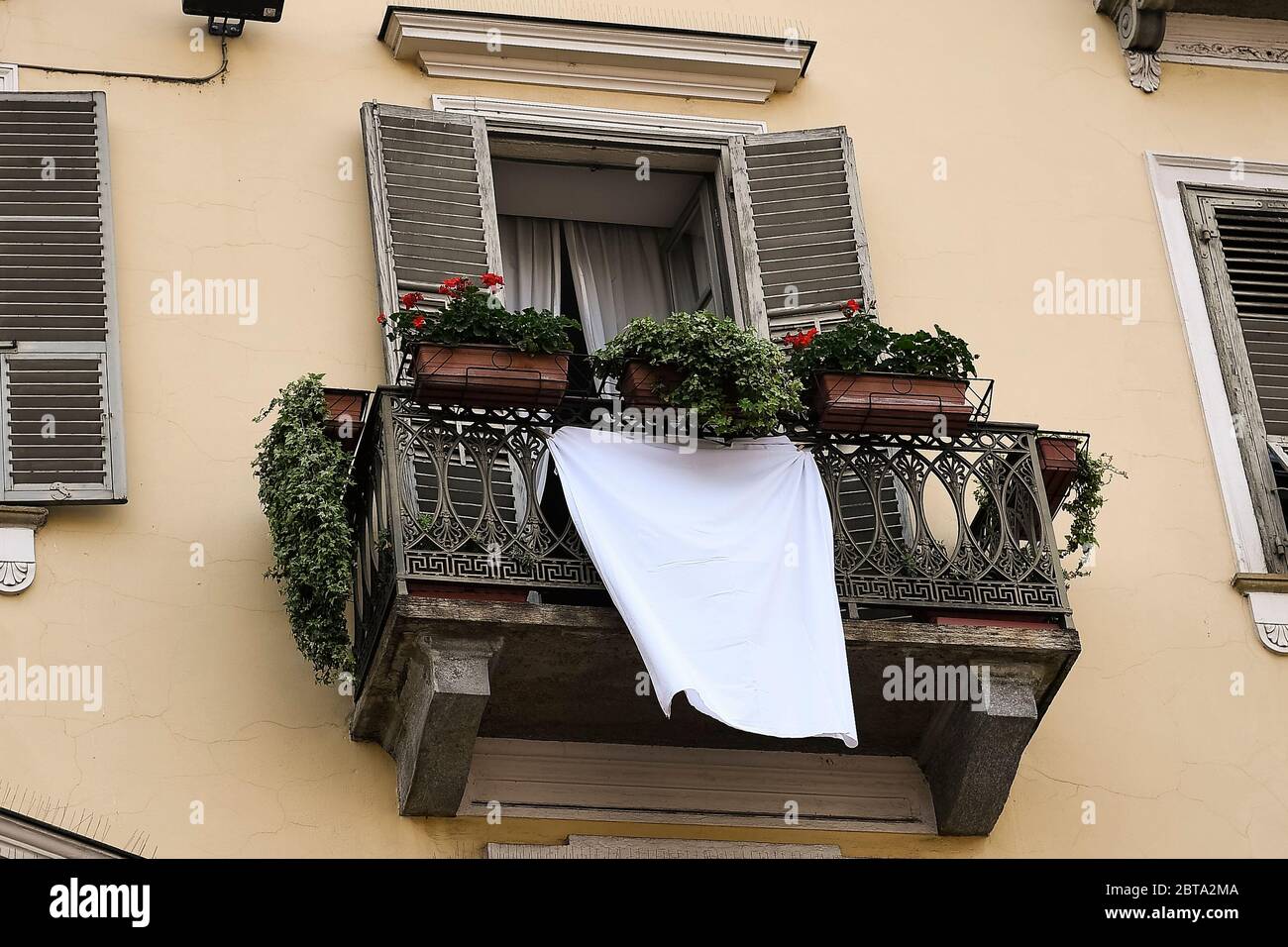 Turin, Italie - 23 mai 2020 : des feuilles blanches sur un balcon à l'occasion du 28e anniversaire de l'attentat à la bombe de condensateur (rage di condensateur). Le bombardement de condensateur était un attentat terroriste de la Mafia sicilienne qui a tué le juge Giovanni Falcone, son épouse la juge Francesca Morvillo et trois autres personnes de l'escorte du juge le 23 mai 1992. Crédit: Nicolò Campo/Alay Live News Banque D'Images