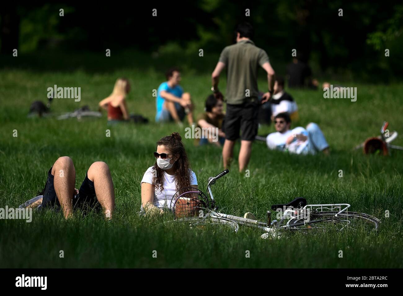 Turin, Italie - 09 mai 2020: Les gens sont assis sur la pelouse à Parco del Valentino (parc Valentino) pendant le premier week-end de la phase deux (2) de l'urgence du coronavirus COVID-19. Pendant la phase deux, les Italiens sont autorisés à retourner au travail, à voir leurs parents, à faire des activités de sports de plein air. Crédit: Nicolò Campo/Alay Live News Banque D'Images