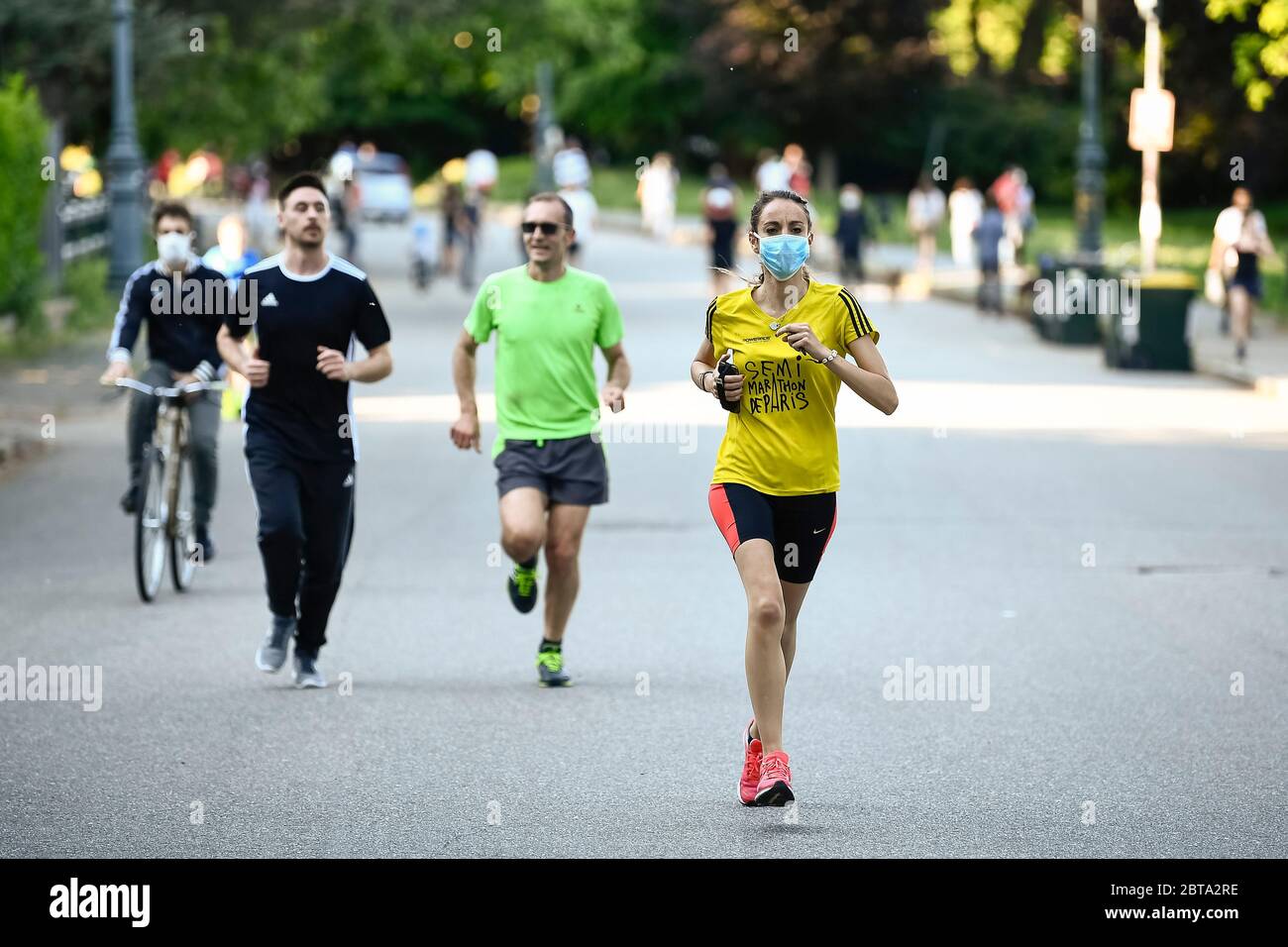 Turin, Italie - 04 mai 2020: Les gens courent à Parco del Valentino (parc Valentino) pendant le premier jour de la 'phase 2' de l'urgence du coronavirus COVID-19. La phase deux (2) permet à de nombreux Italiens de retourner au travail, de voir leurs parents, de faire des activités de sports de plein air et d'aller au parc. Crédit: Nicolò Campo/Alay Live News Banque D'Images