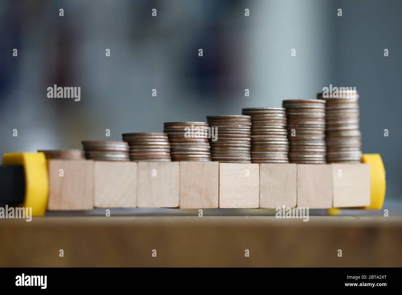 Les tables rapprochées sont des pièces de monnaie qui poussent dans des blocs de bois Banque D'Images
