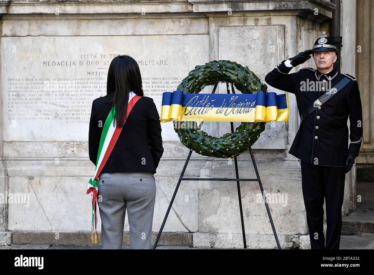 Turin, Italie - 24 avril 2020 : Chiara Appendino, maire de Turin, pose une couronne de fleurs devant une plaque pour la valeur militaire de la ville de Turin, lors du mouvement de résistance italien, la veille de la Journée de libération. Le 25 avril est la Journée de libération qui marque la libération de l'Italie des nazis et fascistes et la fin de la Seconde Guerre mondiale (Seconde Guerre mondiale) pour l'Italie. La démonstration récurrente et la procession à la torche ne seront pas célébrées en raison des restrictions de la COVID19. Crédit: Nicolò Campo/Alay Live News Banque D'Images