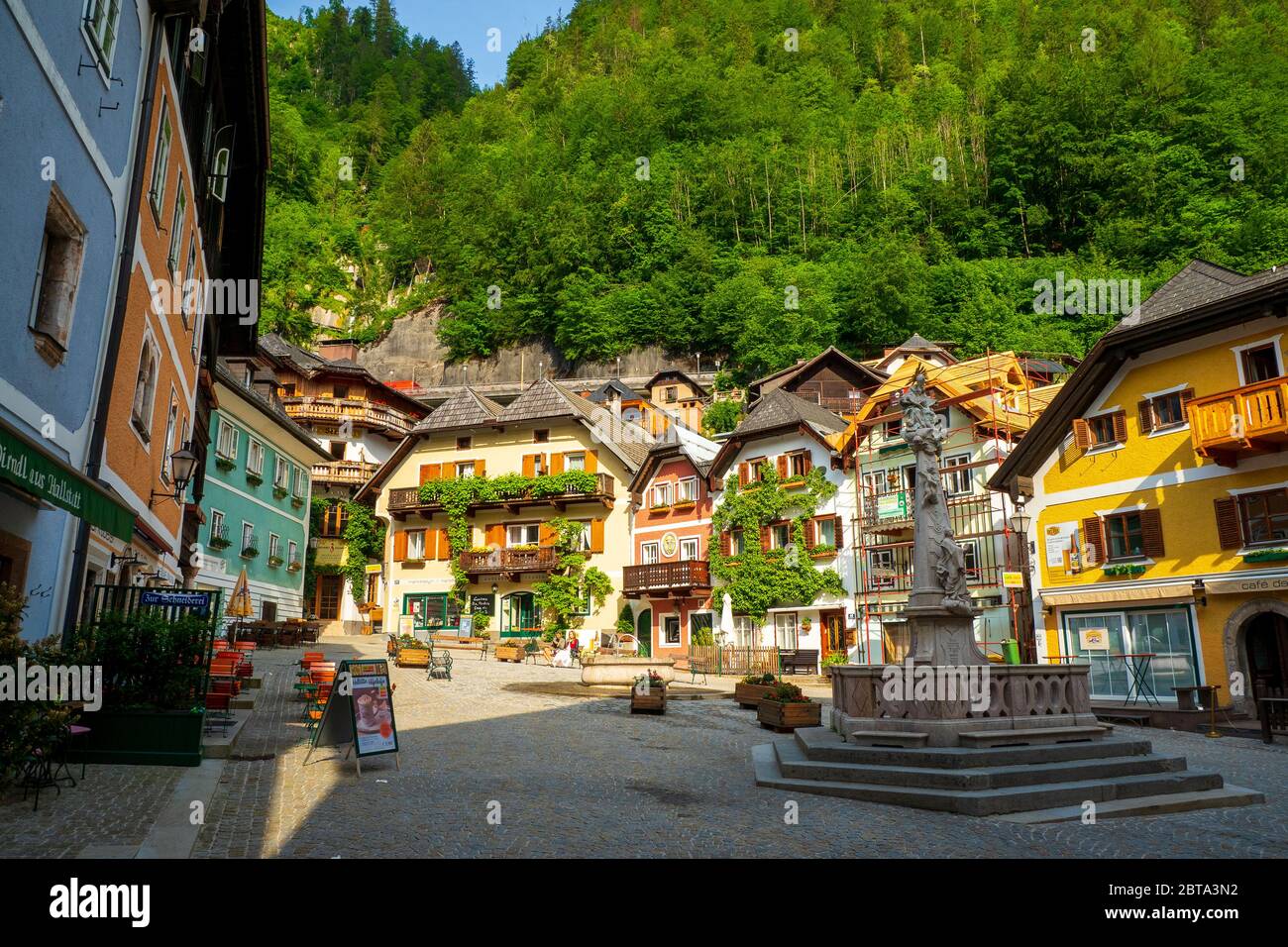 Vue sur la place du marché vide de Hallstatt, région de Salzkammergut, OÖ, Autriche, entourée de bâtiments historiques le matin d'un beau printemps Banque D'Images