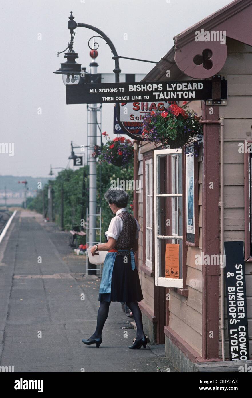 Le personnel du restaurant à la gare de Williton, sur le chemin de fer du patrimoine West Somerset, Somerset, Angleterre Banque D'Images