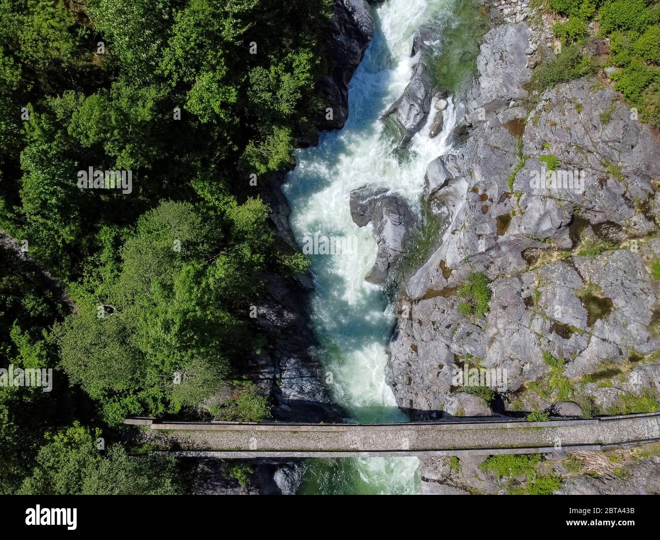 Scocopetta, Italie - 12 mai 2020: (NOTE DE LA RÉDACTION: Image a été créé avec un drone.) Vue générale montre la rivière Sesia à Valsemia. La rivière Sesia est populaire pour le kayak et le rafting. Crédit: Nicolò Campo/Alay Live News Banque D'Images