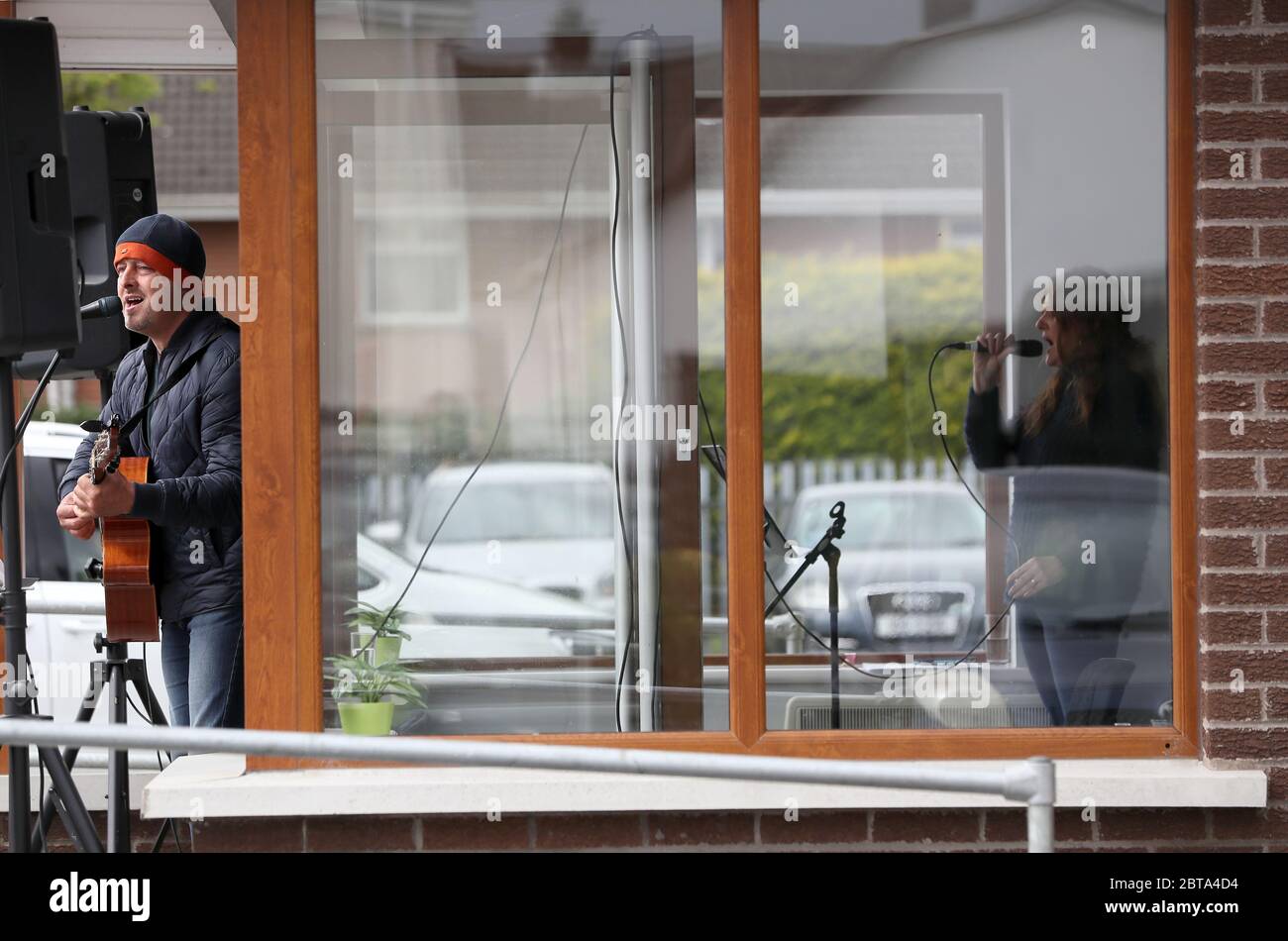 Les chanteurs maintiennent une distance sociale pendant qu'ils se produisent pendant un trajet en service à l'église Pentecôtiste Maghaberry Elim, Craigavon, car un certain nombre d'églises redémarrent les services de drive-in suite à l'assouplissement des restrictions en Irlande du Nord en raison de la pandémie de coronavirus. Banque D'Images