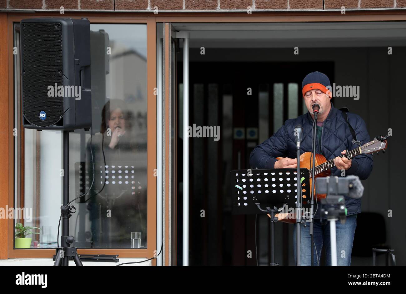 Les chanteurs maintiennent une distance sociale pendant qu'ils se produisent pendant un trajet en service à l'église Pentecôtiste Maghaberry Elim, Craigavon, car un certain nombre d'églises redémarrent les services de drive-in suite à l'assouplissement des restrictions en Irlande du Nord en raison de la pandémie de coronavirus. Banque D'Images