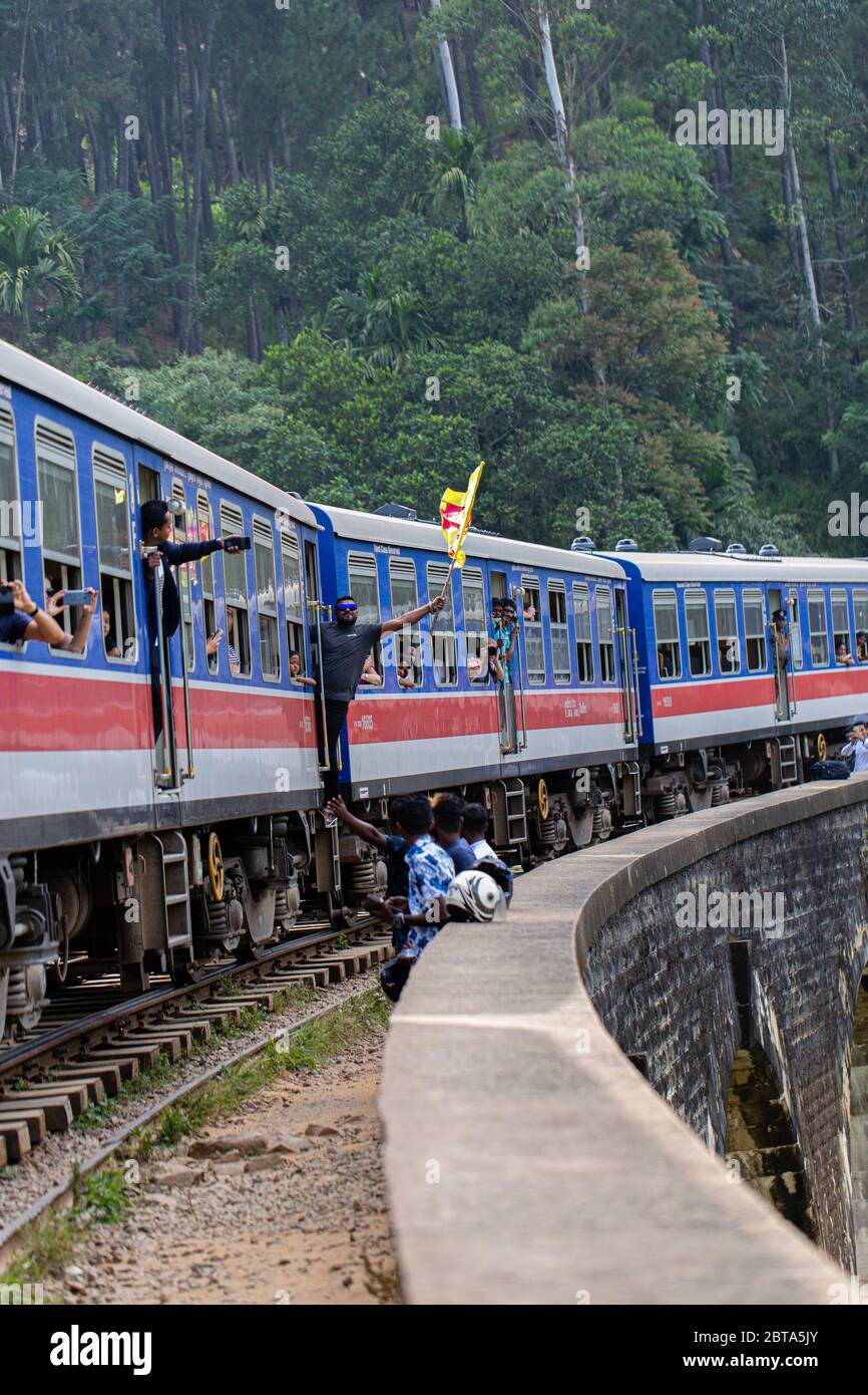 Passage de pont à neuf arches. Partie du voyage panoramique à Ella au départ de Nanu Oya. Les caméras sont formées à la fois par les fenêtres et vers le train Banque D'Images