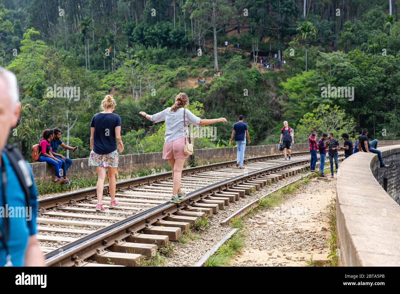 Passage de pont à neuf arches. Partie du voyage panoramique à Ella au départ de Nanu Oya. Les gens attendent que le train traverse le pont. Banque D'Images