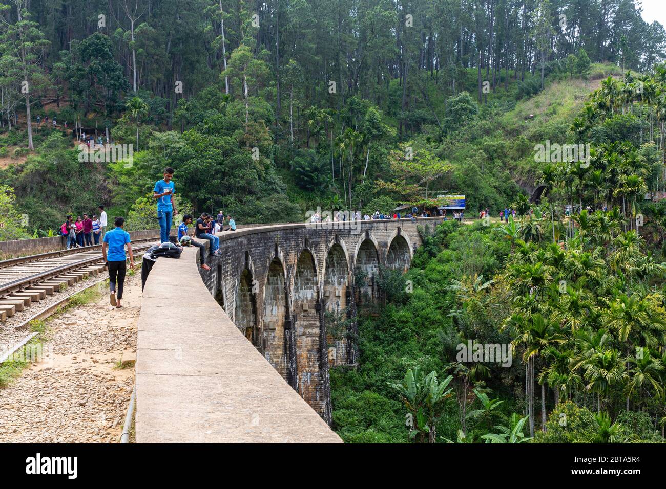 Passage de pont à neuf arches. Partie du voyage panoramique à Ella au départ de Nanu Oya. Les gens attendent que le train traverse le pont. Banque D'Images