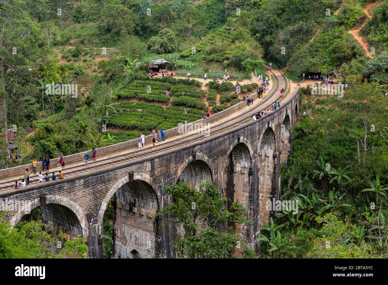 Passage de pont à neuf arches. Partie du voyage panoramique à Ella au départ de Nanu Oya. Les gens attendent que le train traverse le pont. Banque D'Images