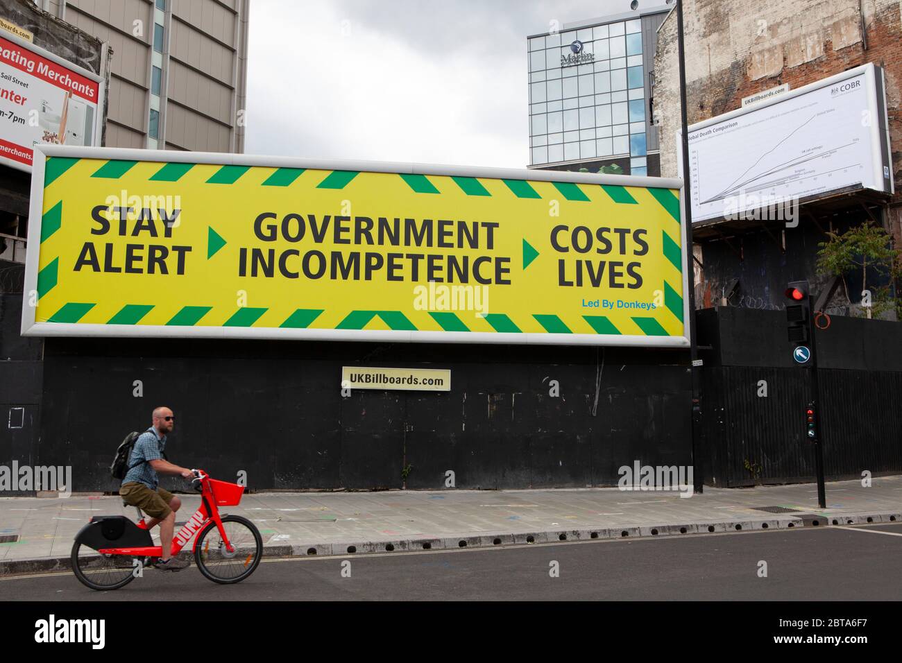 Londres, Royaume-Uni: 24 mai 2020: Un groupe de campagne dirigé par des ânes a érigé une paire de panneaux publicitaires usurpant le slogan de Stay Alert du gouvernement en ajoutant «l'incompétence du gouvernement coûte des vies». Une deuxième affiche montre un graphique du nombre de décès dans différents pays, le Royaume-Uni ayant le deuxième plus grand nombre de décès dans le monde, après les États-Unis. Anna Watson/Alay Llive News Banque D'Images