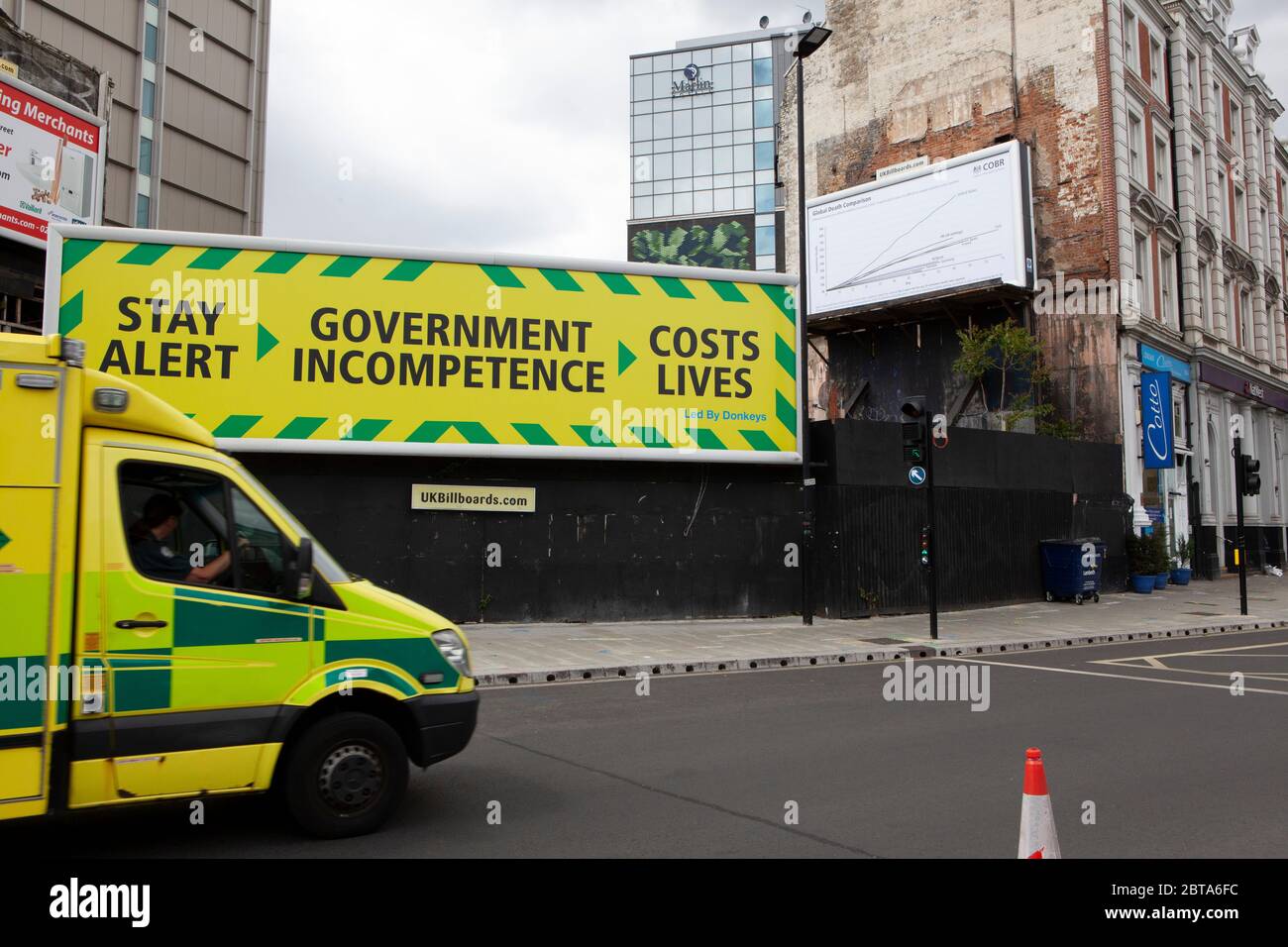 Londres, Royaume-Uni: 24 mai 2020: Un groupe de campagne dirigé par des ânes a érigé une paire de panneaux publicitaires usurpant le slogan de Stay Alert du gouvernement en ajoutant «l'incompétence du gouvernement coûte des vies». Une deuxième affiche montre un graphique du nombre de décès dans différents pays, le Royaume-Uni ayant le deuxième plus grand nombre de décès dans le monde, après les États-Unis. Anna Watson/Alay Llive News Banque D'Images