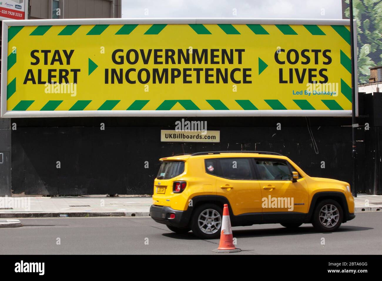 Londres, Royaume-Uni: 24 mai 2020: Un groupe de campagne dirigé par des ânes a érigé une paire de panneaux publicitaires usurpant le slogan de Stay Alert du gouvernement en ajoutant «l'incompétence du gouvernement coûte des vies». Une deuxième affiche montre un graphique du nombre de décès dans différents pays, le Royaume-Uni ayant le deuxième plus grand nombre de décès dans le monde, après les États-Unis. Anna Watson/Alay Llive News Banque D'Images