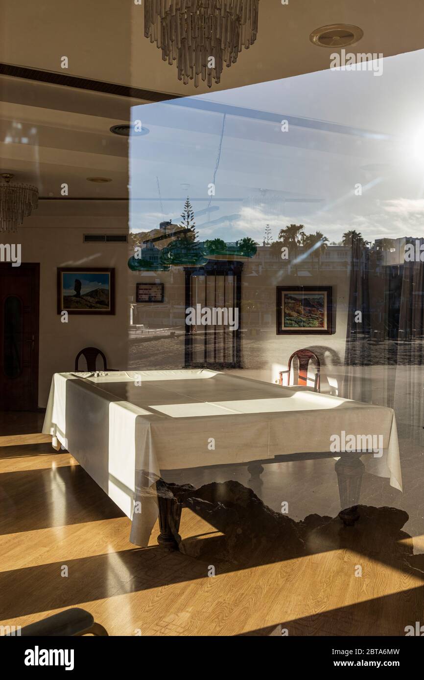 Couvert de table de billard dans le soleil du matin brillant par la fenêtre à Puerto Colon pendant la phase un de la désescalade du Covid 19, coronavirus Banque D'Images