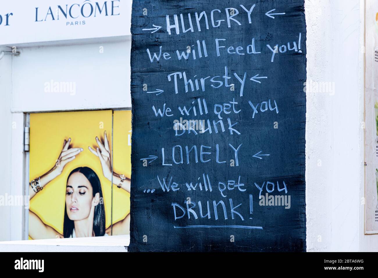 Affiche humoristique à un bar avec affiche publicitaire de marque de mode pendant la phase 1 de la désescalade du Covid 19, coronavirus, État d'urgence, Costa Banque D'Images