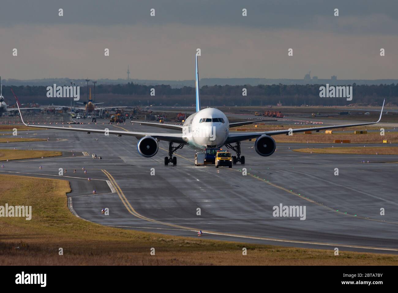 Francfort / ALLEMAGNE - 4 décembre 2012 : Condor Boeing 767-300 G-DAJC avion de passagers roulant à l'aéroport de Francfort Banque D'Images