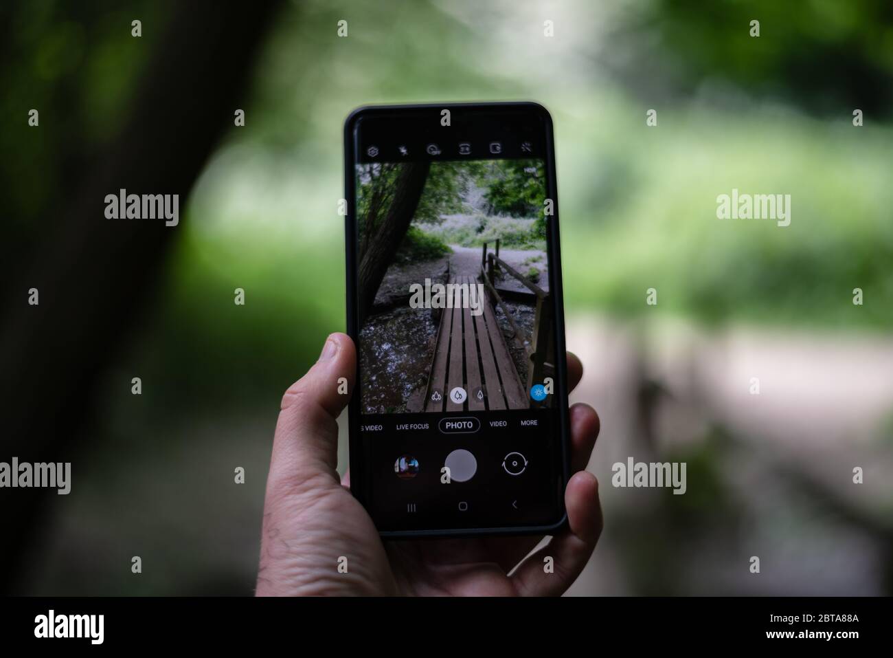 Le monde vu par un écran de smartphone Banque D'Images