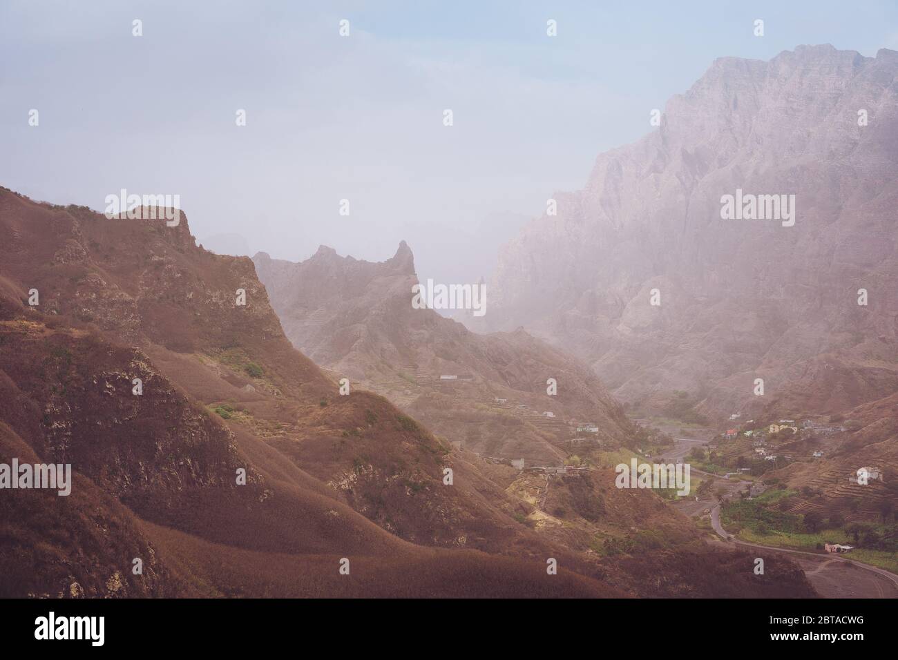 Paysage pittoresque dans les montagnes en poussière de sable du sahara de l'île de Santo Antao, Cap-Vert Banque D'Images