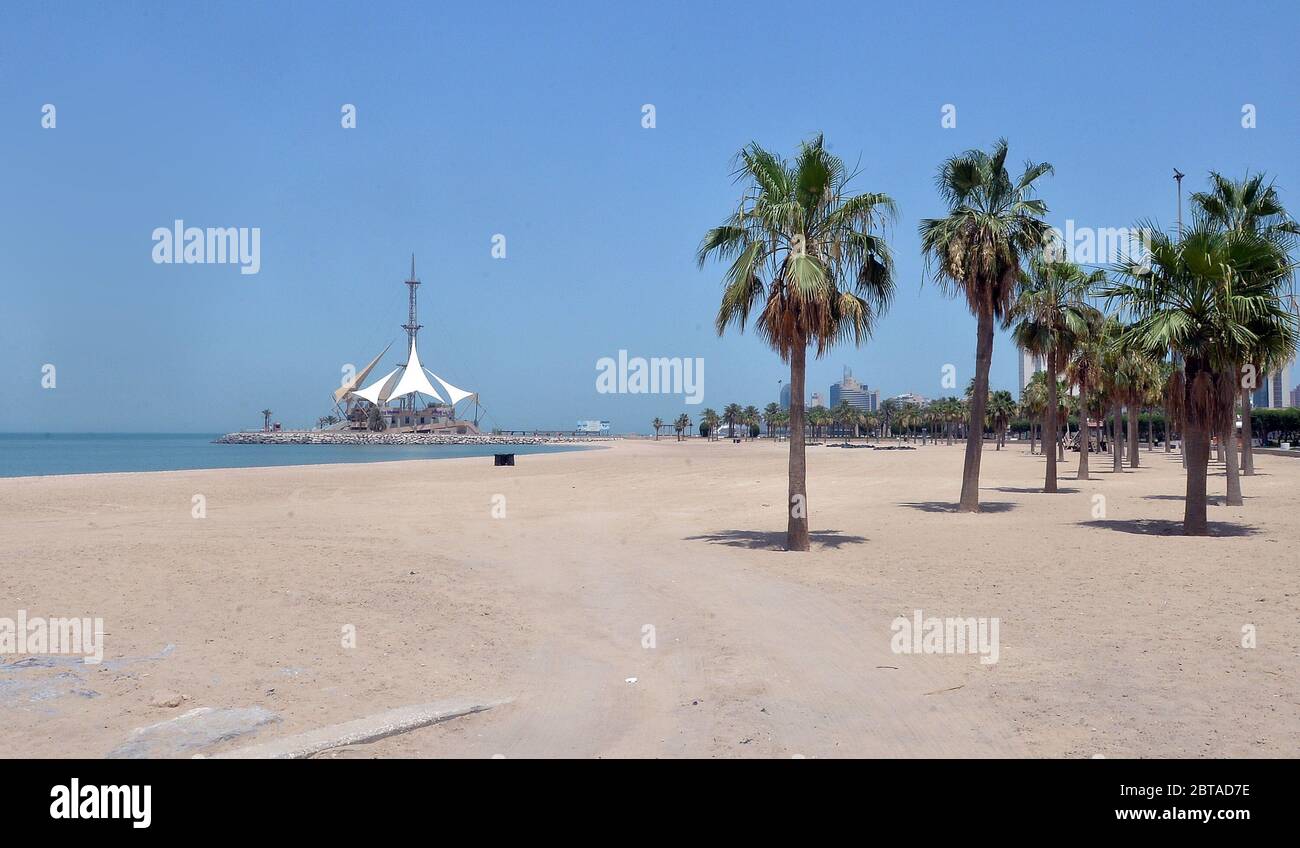 Gouvernorat de Hawalli. 24 mai 2020. Photo prise le 24 mai 2020 montre une plage vide pendant le festival Eid al-Fitr en raison de l'impact de la COVID-19 dans le gouvernorat de Hawalli, au Koweït. Le gouvernement koweïtien a imposé un couvre-feu complet dans le pays pour freiner la montée rapide des cas de coronavirus. Crédit: Astad/Xinhua/Alay Live News Banque D'Images