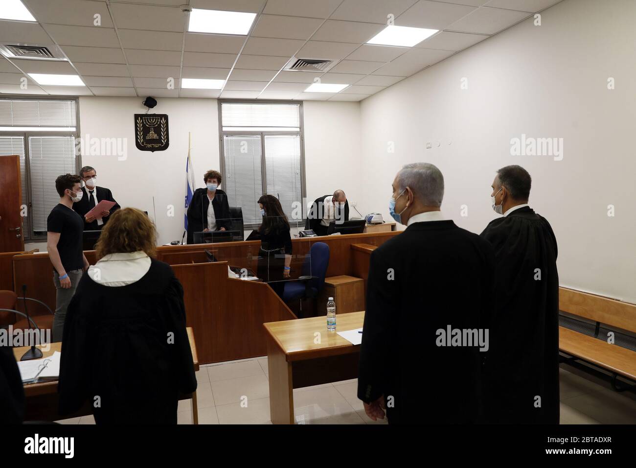 Jérusalem, Israël. 24 mai 2020. Le Premier ministre israélien Benjamin Netanyahu, portant un masque facial, regarde les juges entrer dans la salle du tribunal alors que son procès pour corruption s'ouvre au tribunal du district de Jérusalem le dimanche 24 mai 2020. Netanyahou a attaqué le système judiciaire israélien alors qu'il est devenu le premier Premier ministre en exercice à être jugé. Photo de piscine par Ronen Zvulun/UPI crédit: UPI/Alay Live News Banque D'Images
