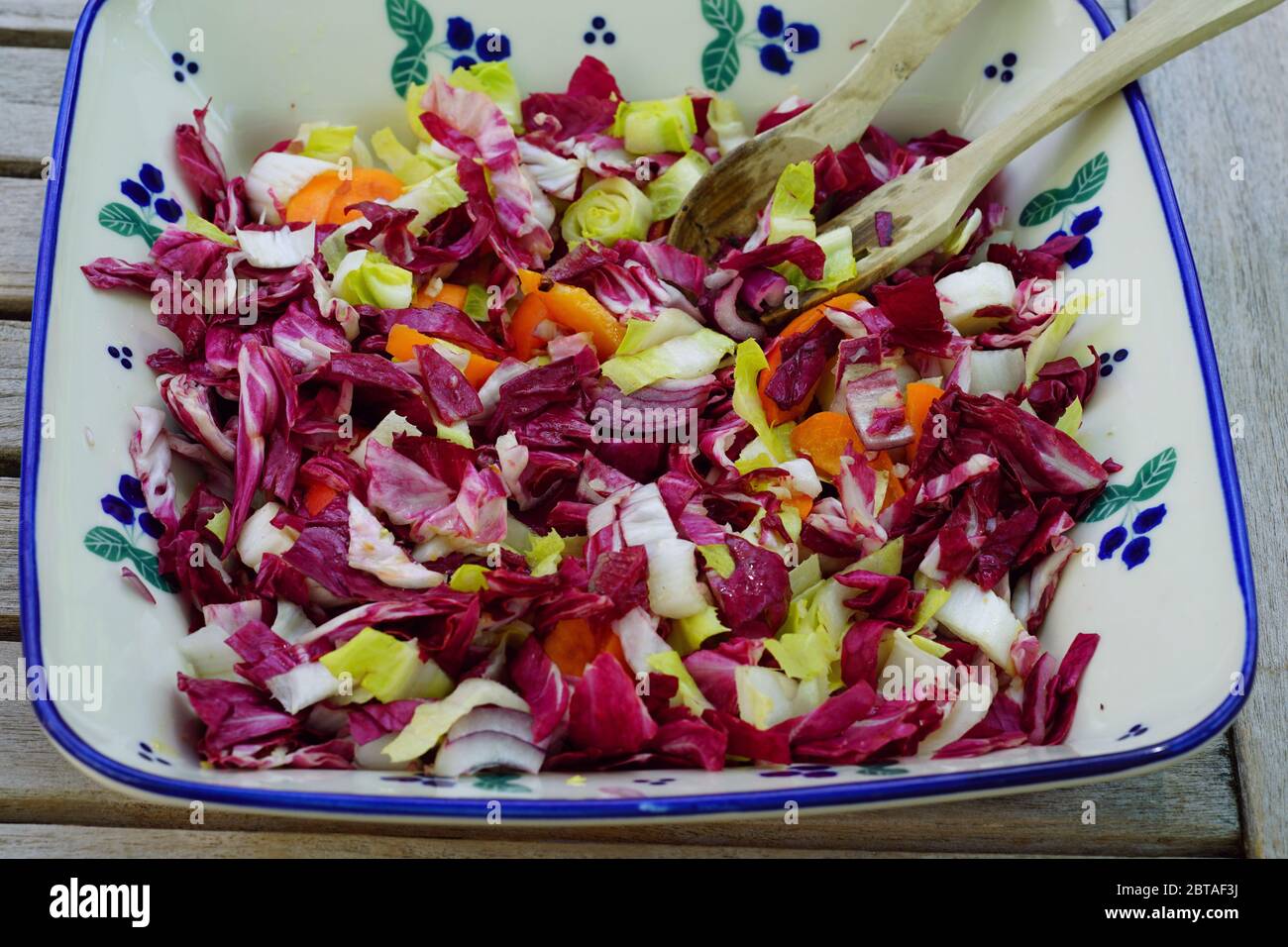 Bol de salade amère avec radicchio, endive belge et abricots Banque D'Images