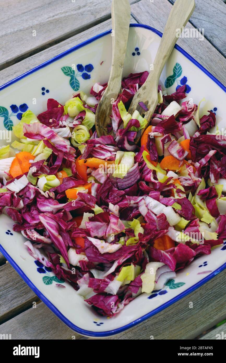 Bol de salade amère avec radicchio, endive belge et abricots Banque D'Images