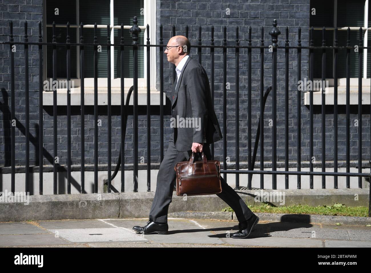 Directeur médical national du NHS England, le professeur Stephen Powis arrive à Downing Street, Londres. Banque D'Images