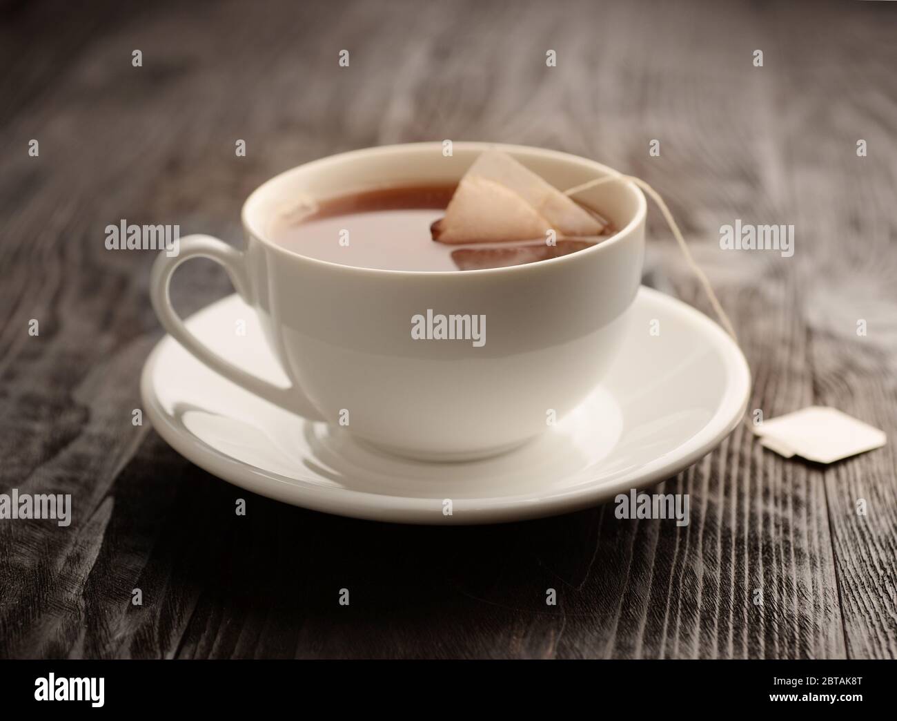 Tasse de thé en céramique sur une table en bois noir. Banque D'Images