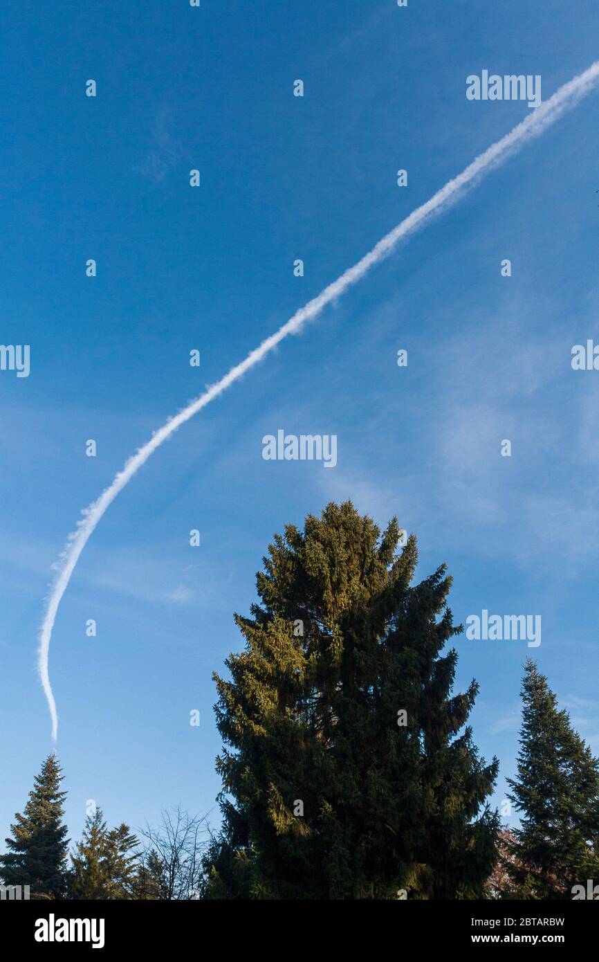 Poznan, Wielkopolska, Pologne. 24 mai 2020. Le ciel et les gens peuvent se reposer de la circulation aérienne lourde. Il est vrai qu'il s'agit d'une branche importante du transport, mais qu'il génère malheureusement une pollution considérable. La pandémie a forcé sa suspension presque complète, qui peut être vue en comparant le ciel de 2016 et 2020 à peu près au même endroit. Crédit: Dawid Tatarkiewicz/ZUMA Wire/Alay Live News Banque D'Images