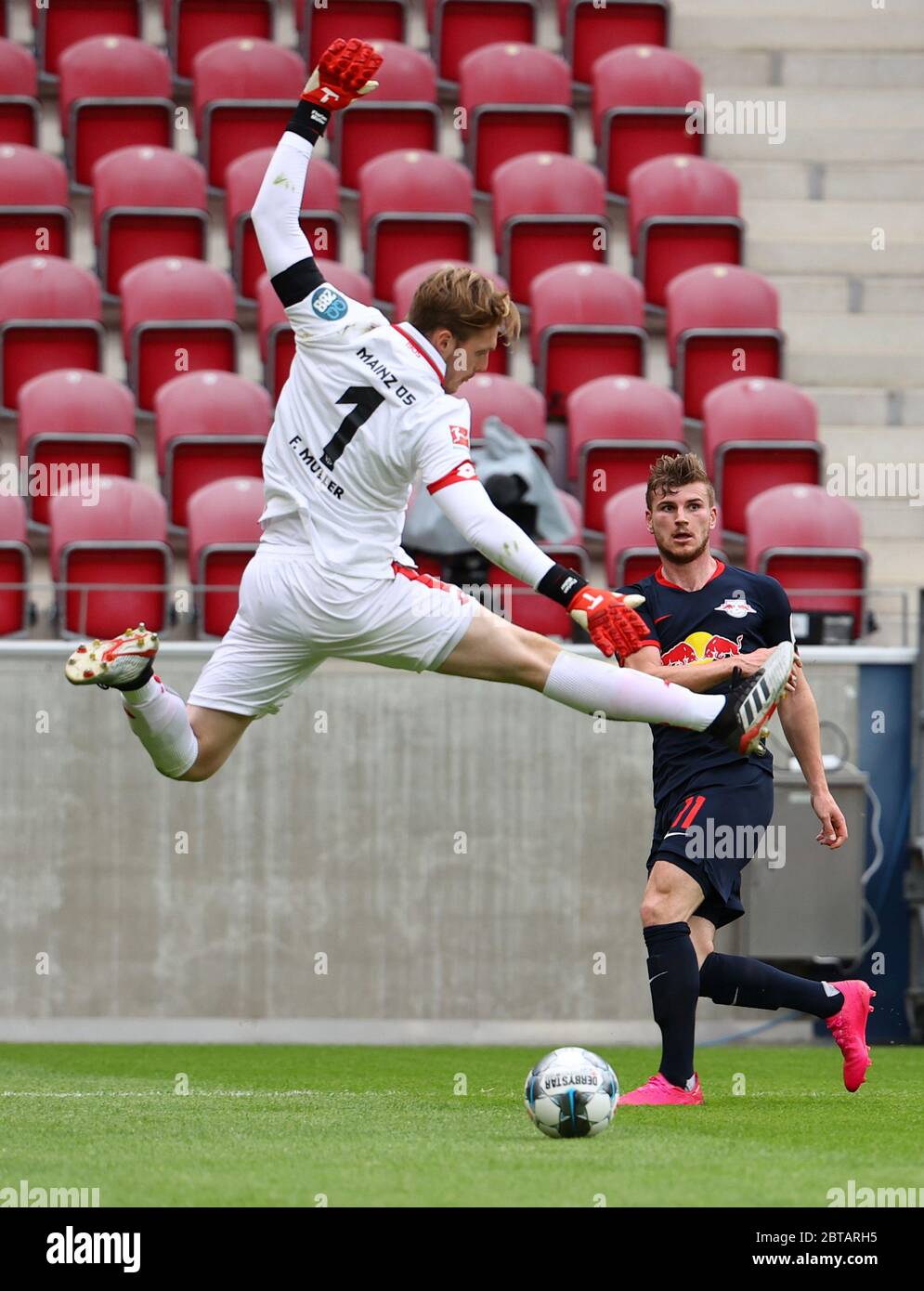 Mayence, Allemagne. 24 mai 2020. Football: Bundesliga, FSV Mainz 05 - RB Leipzig, 27ème jour de jeu, dans l'arène Opel. Timo Werner (r) de Leipzig en action à côté du gardien de but Florian Müller de Mayence. Crédit : Kai Pfaffenbach/Reuters-Pool/dpa - NOTE IMPORTANTE : Conformément aux règlements de la DFL Deutsche Fußball Liga et de la DFB Deutscher Fußball-Bund, il est interdit d'exploiter ou d'exploiter dans le stade et/ou à partir du jeu pris des photos sous forme d'images de séquence et/ou de séries de photos de type vidéo./dpa/Alay Live News Banque D'Images