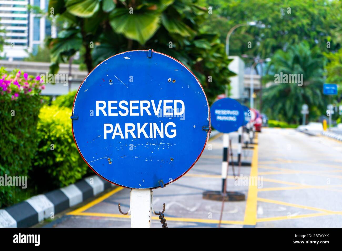 Parking bloqué par des panneaux parking réservé à proximité. Banque D'Images