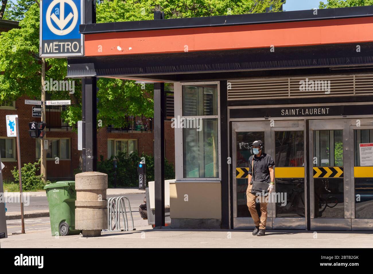 Montréal, CA - 23 mai 2020: Homme avec masque pour la protection contre COVID-19 sortant de la station de métro Saint Laurent Banque D'Images