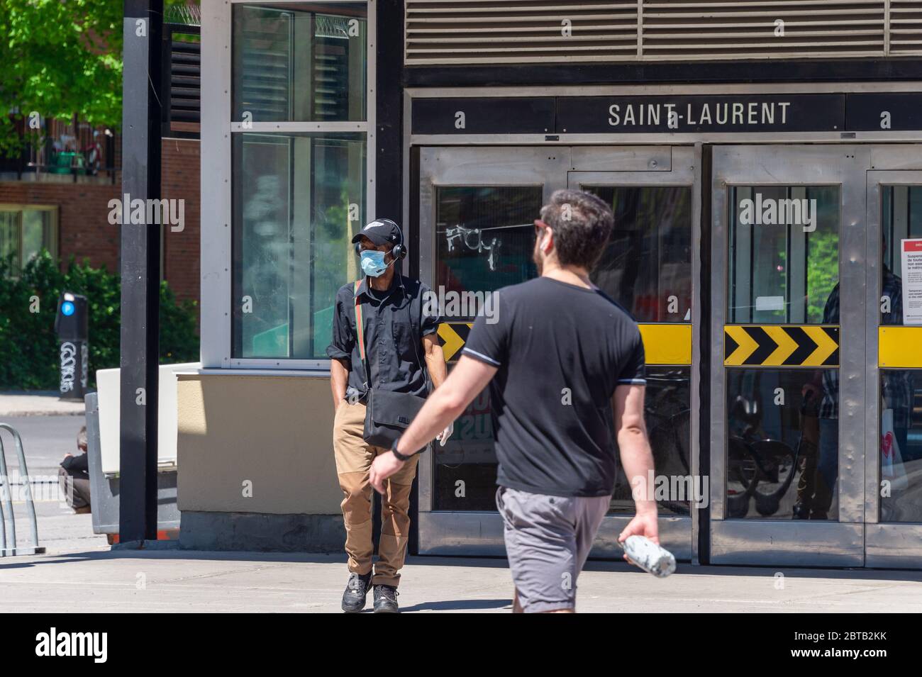 Montréal, CA - 23 mai 2020: Homme avec masque pour la protection contre COVID-19 sortant de la station de métro Saint Laurent Banque D'Images