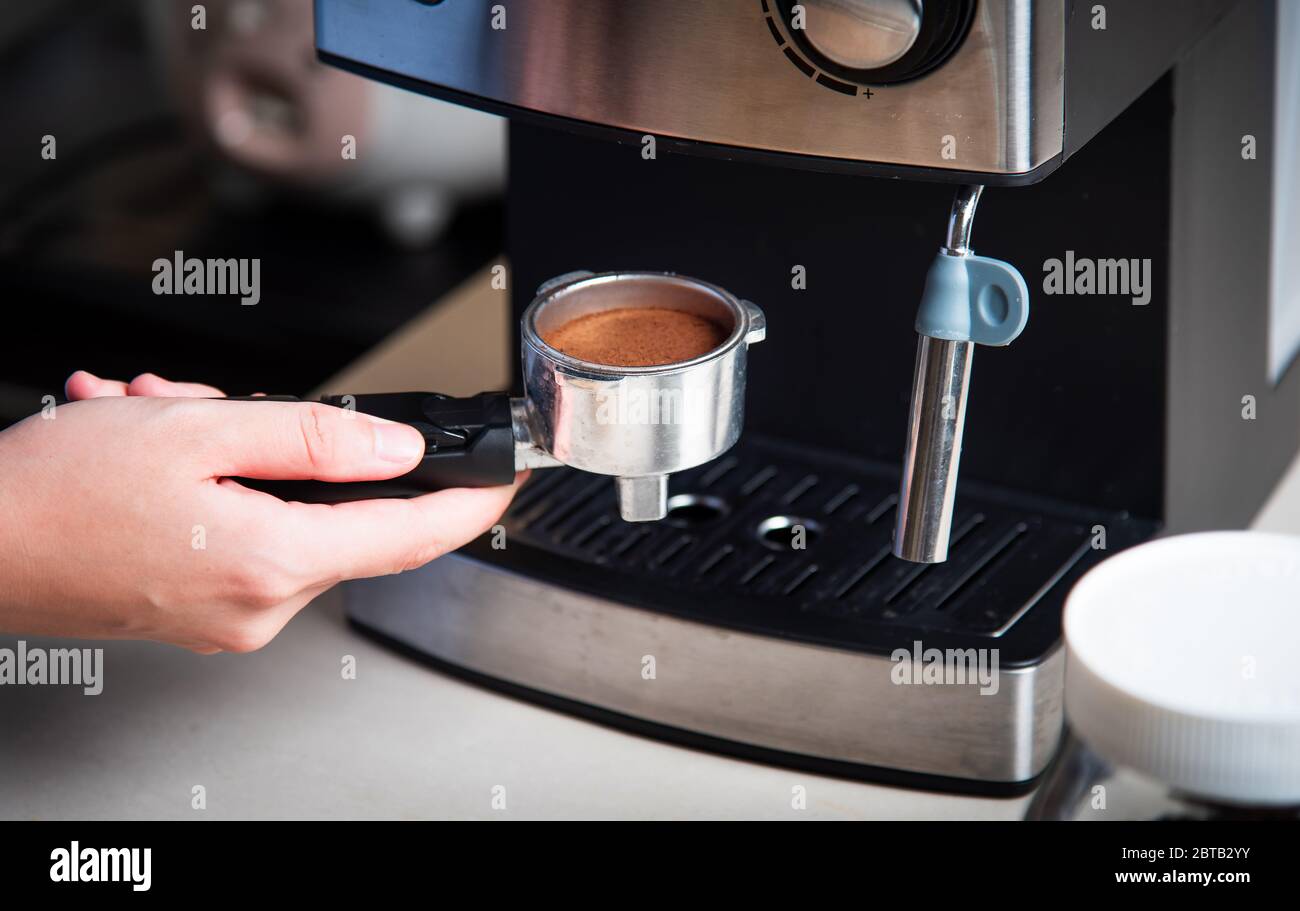 Personne utilisant une machine à espresso pour préparer le café. Concept de style de vie intérieur de barista à domicile Banque D'Images