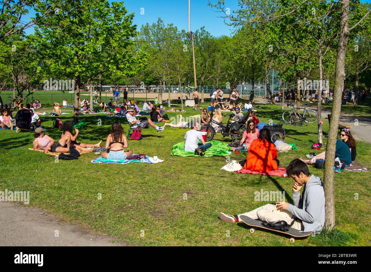 Montréal, CA - 23 mai 2020 : rassemblement de personnes durant la pandémie du coronavirus dans le parc Laurier Banque D'Images