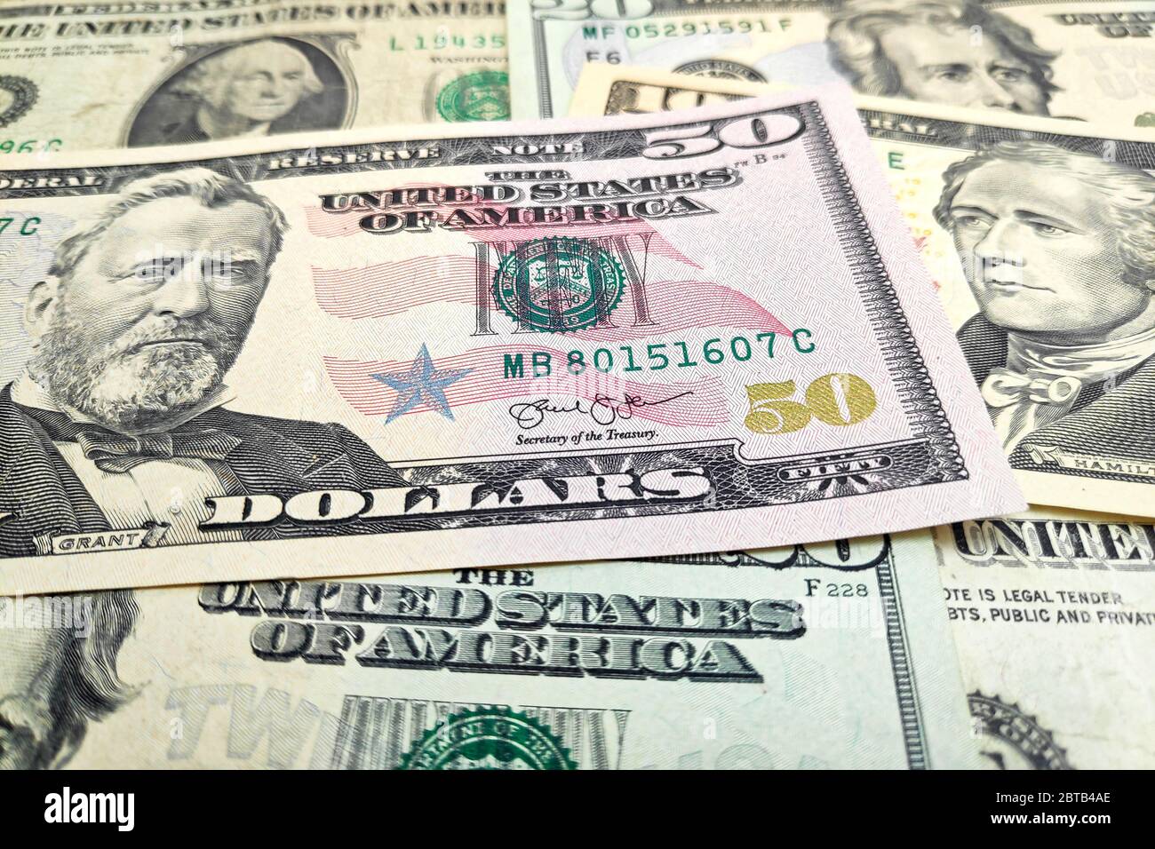 Gros plan sur une pile de dollars américains. Banque D'Images