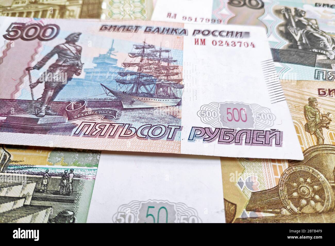 Pile de billets russes roubles en arrière-plan. Banque D'Images