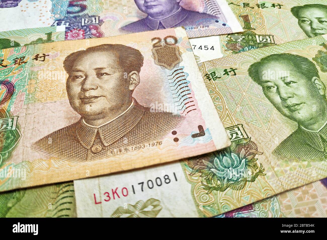 Pile de billets de banque chinois en yuan comme arrière-plan. Banque D'Images