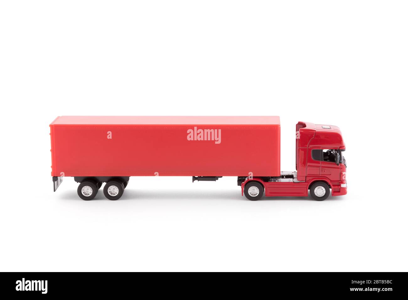 Camion long rouge avec remorque isolée sur fond blanc avec chemin de coupure Banque D'Images