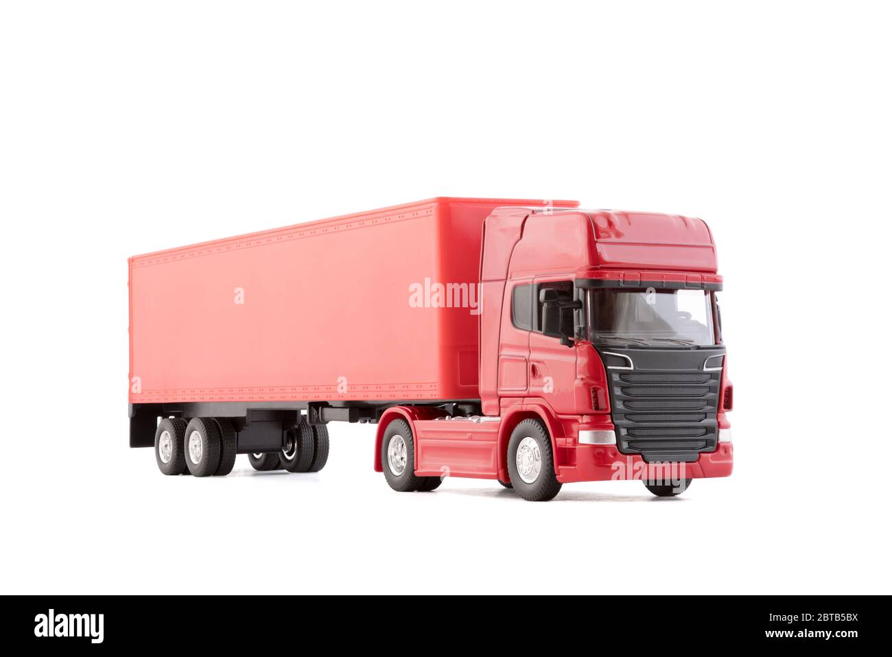 Camion long rouge avec remorque isolée sur fond blanc avec chemin de coupure Banque D'Images