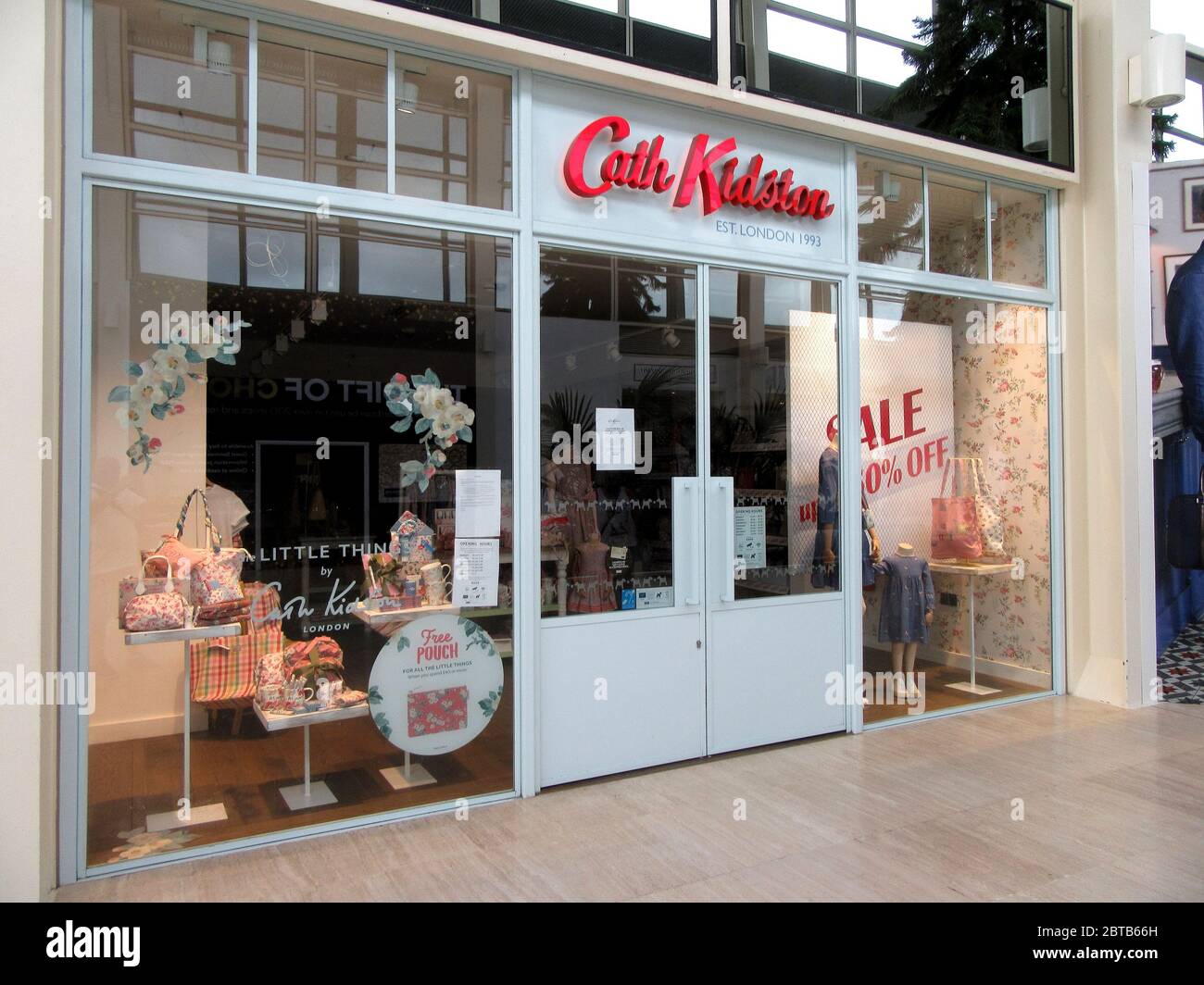 Un magasin Cath Kidston à Londres.plus de 900 emplois doivent être coupés avec effet immédiat sur le label de détail rétro Cath Kidston après que l'entreprise a déclaré qu'elle fermait définitivement les 60 magasins du Royaume-Uni dans le cadre d'un accord de sauvetage avec son propriétaire basé à Hong Kong, Baring Private Equity Asia. Ils ont actuellement une vente de 20% sur les jours fériés et continueront de négocier en ligne seulement. Banque D'Images