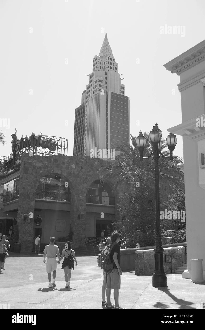 Las Vegas réplique du Chrysler Building les gens visitent lampe de lampadaire vue sur la rue célèbre construit haut tour imposant bloc touristes tourisme marche Banque D'Images