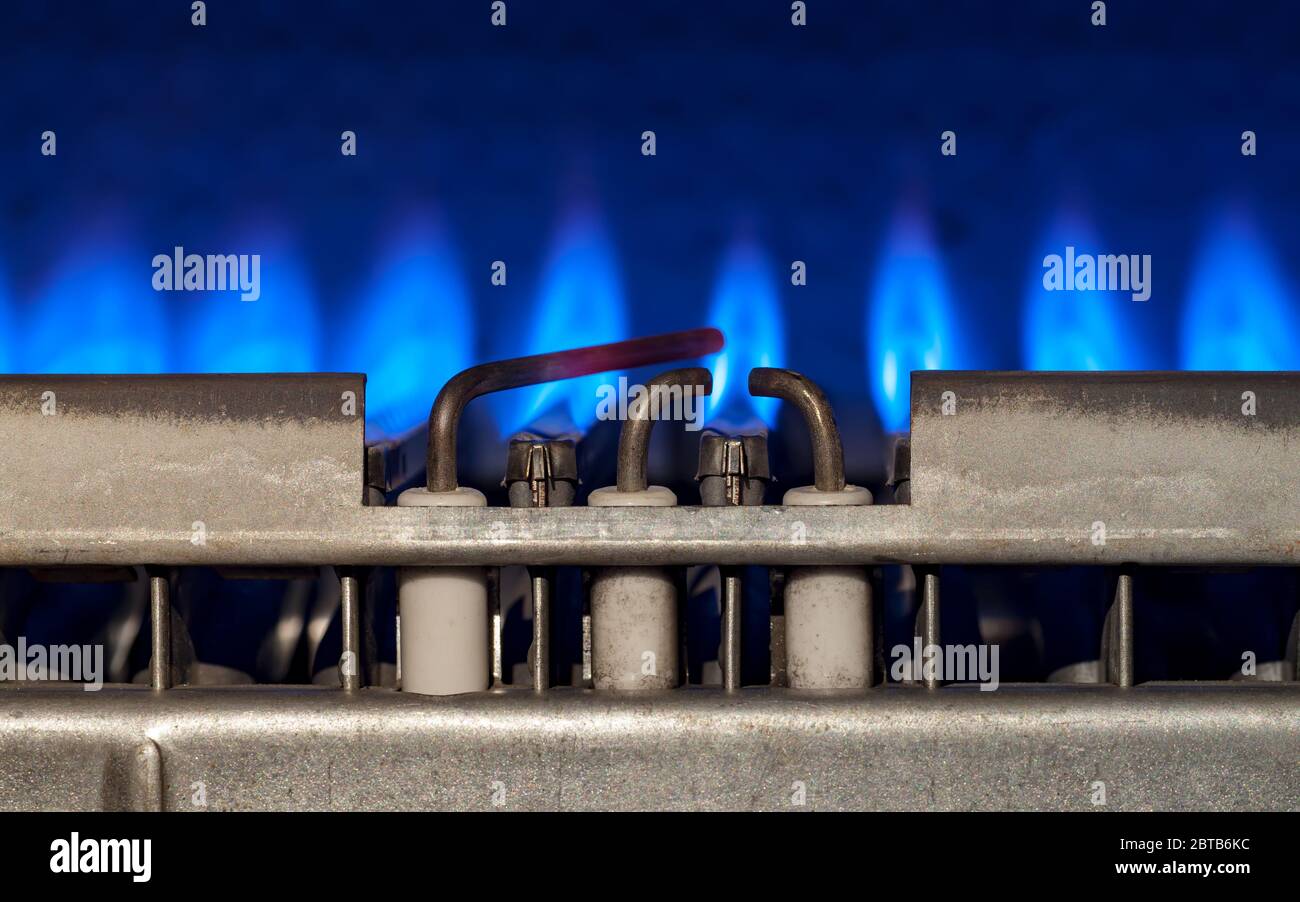 Brûlures de gaz dans le chauffe-eau moderne. Gros plan. Mise au point sélective Banque D'Images